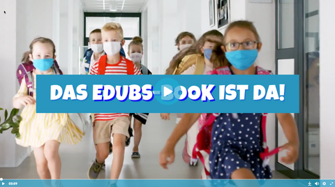 Schulkinder rennen mit Maske durch einen Schulgang.