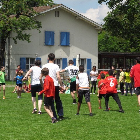 Fussballspiele zwischen den 4. Klassen und den Lehrpersohnen. Vergrösserte Ansicht