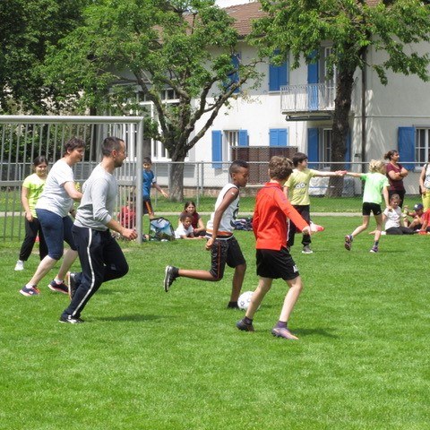 Fussballspiele zwischen den 4. Klassen und den Lehrpersohnen. Vergrösserte Ansicht