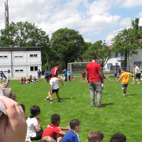 Fussballspiele zwischen den 4. Klassen und den Lehrpersohnen. Vergrösserte Ansicht