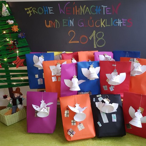Weihnachtskaffee im Kindergarten für Eltern. Vergrösserte Ansicht