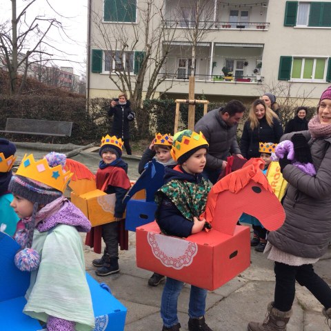 Die Kostüme sind gar nicht so einfach in der Handhabung. Vergrösserte Ansicht