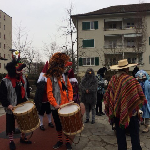 Die kleine Clique begleitet das Fasnachts-Umzügli durch das Quartier. Vergrösserte Ansicht