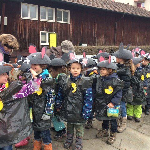 Die Kinder stellen sich auf. Vergrösserte Ansicht