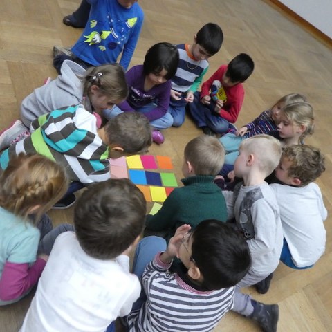 Gemeinsam zum Thema Farben. Vergrösserte Ansicht