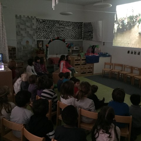 Kino! Die Kinder geniessen den Vogel Gryff-Film. Vergrösserte Ansicht