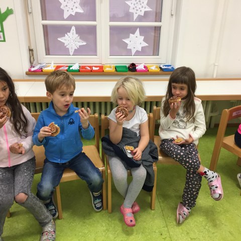 Mhmm, so fein! Die Kinder essen ihre selbstgebackenen 